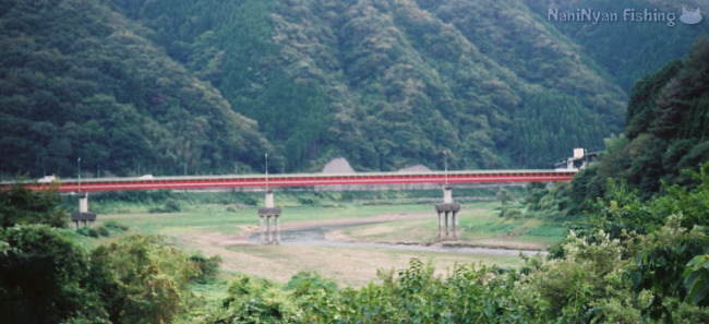 旭川ダムを横断する六本柱（橋）の写真です。