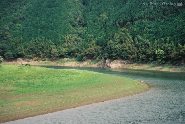 旭川ダム湖のバス釣り場を紹介。正面ががけ崩れでバスの好ポイント