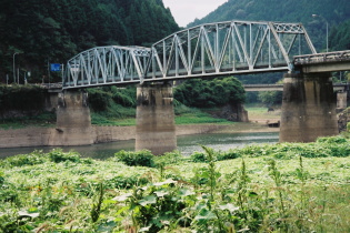 旭川ダムの写真（橋を移しています。）