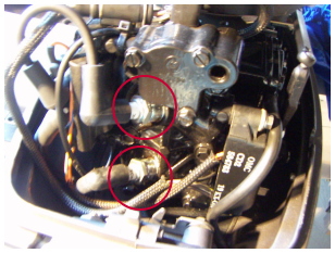 エンジン内部のプラグの写真